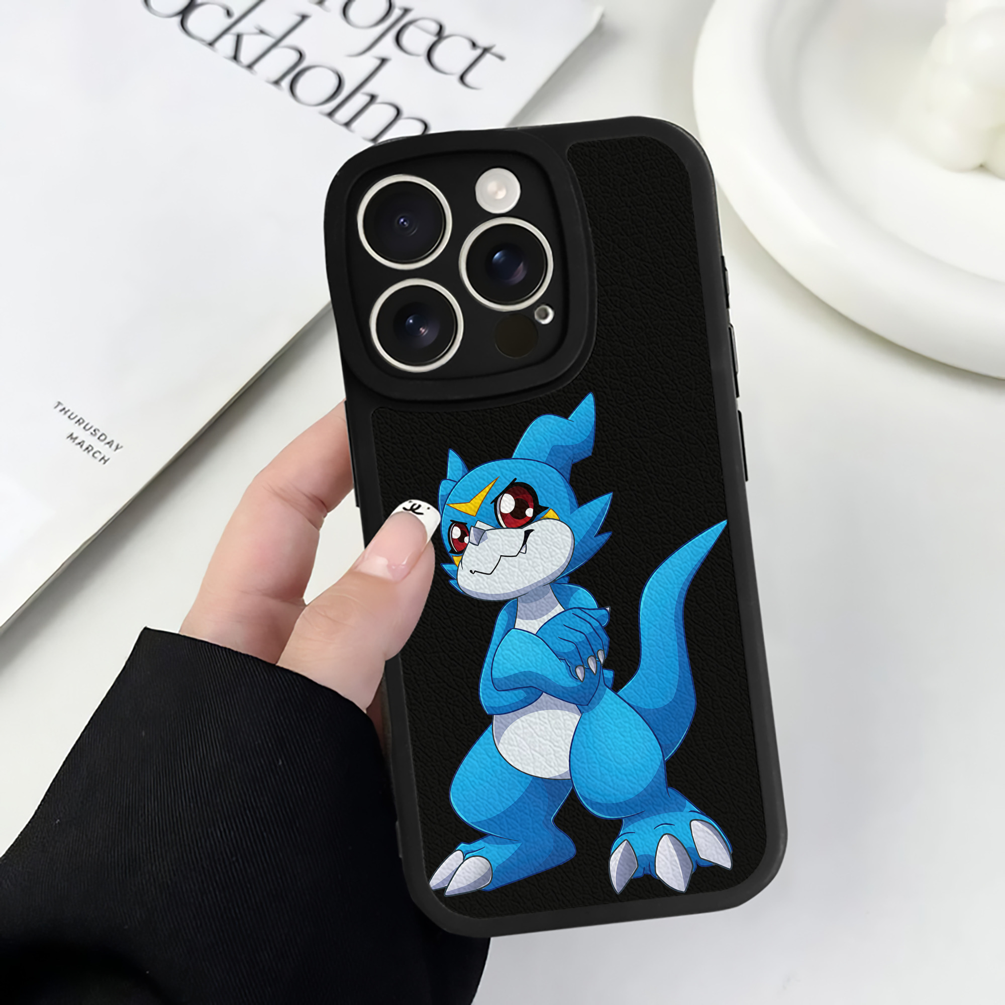 （画像用） Digimon デジタルモンスター/デジモン 【iPhone 16シリーズ対応】シリコンスマホケース（レザー調） 材質：シリコン